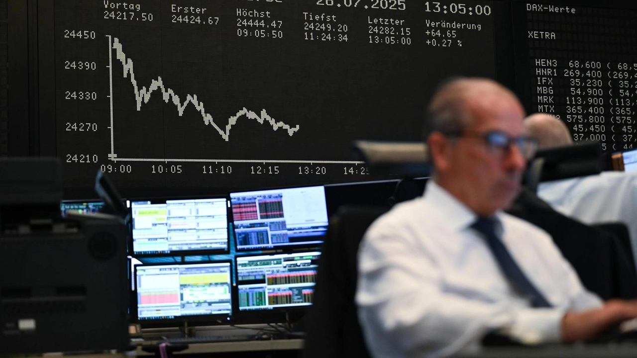 Allunga il petrolio, indietreggia l'oro. Milano cede l'1,49% Allunga il petrolio, indietreggia l'oro. Milano cede l'1,49%