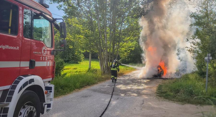Incendio a Bosisio Parini, l’auto prende fuoco: il conducente si lancia fuori dall’abitacolo Incendio a Bosisio Parini, l’auto prende fuoco: il conducente si lancia fuori dall’abitacolo
