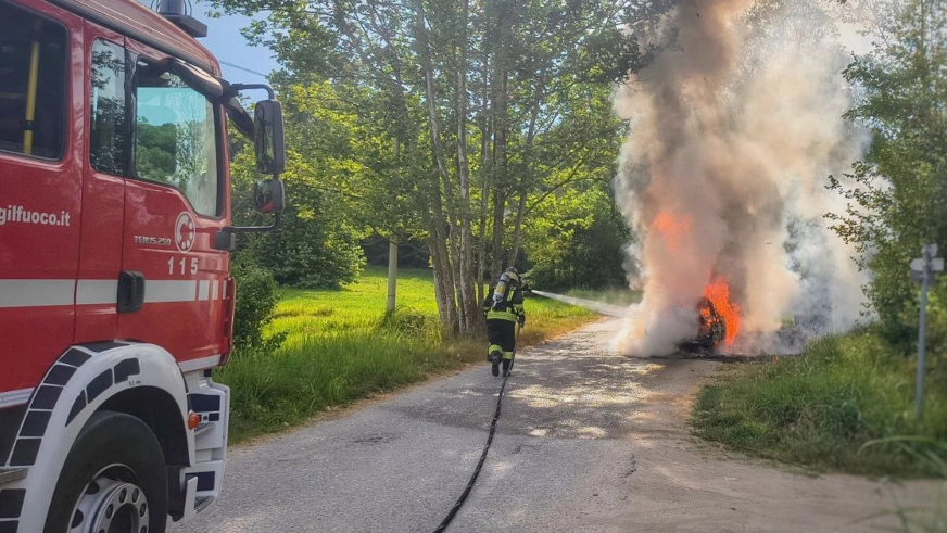 Incendio a Bosisio Parini, l’auto prende fuoco: il conducente si lancia fuori dall’abitacolo /