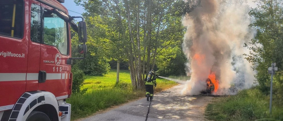 Incendio a Bosisio Parini, l’auto prende fuoco: il conducente si lancia fuori dall’abitacolo