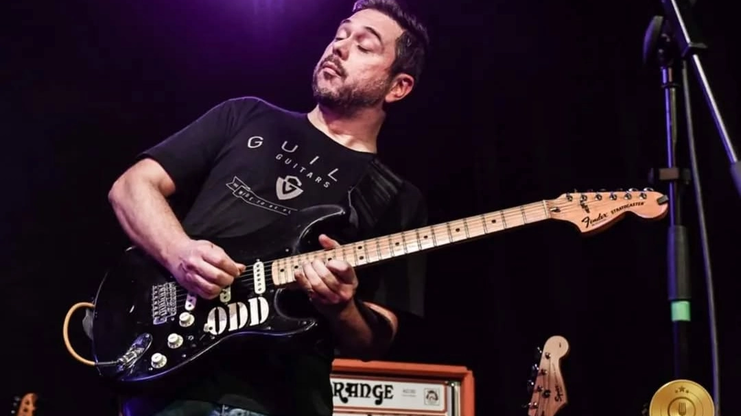 Osvaldo Di Dio, 44 anni, è un chitarrista e compositore originario di Napoli Osvaldo Di Dio, 44 anni, è un chitarrista e compositore originario di Napoli
