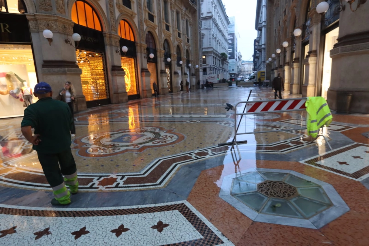 Le pozzanghere create in Galleria dalla pioggia caduta dai della copertura dell'Ottagono (foto Salmoirago/Ansa)