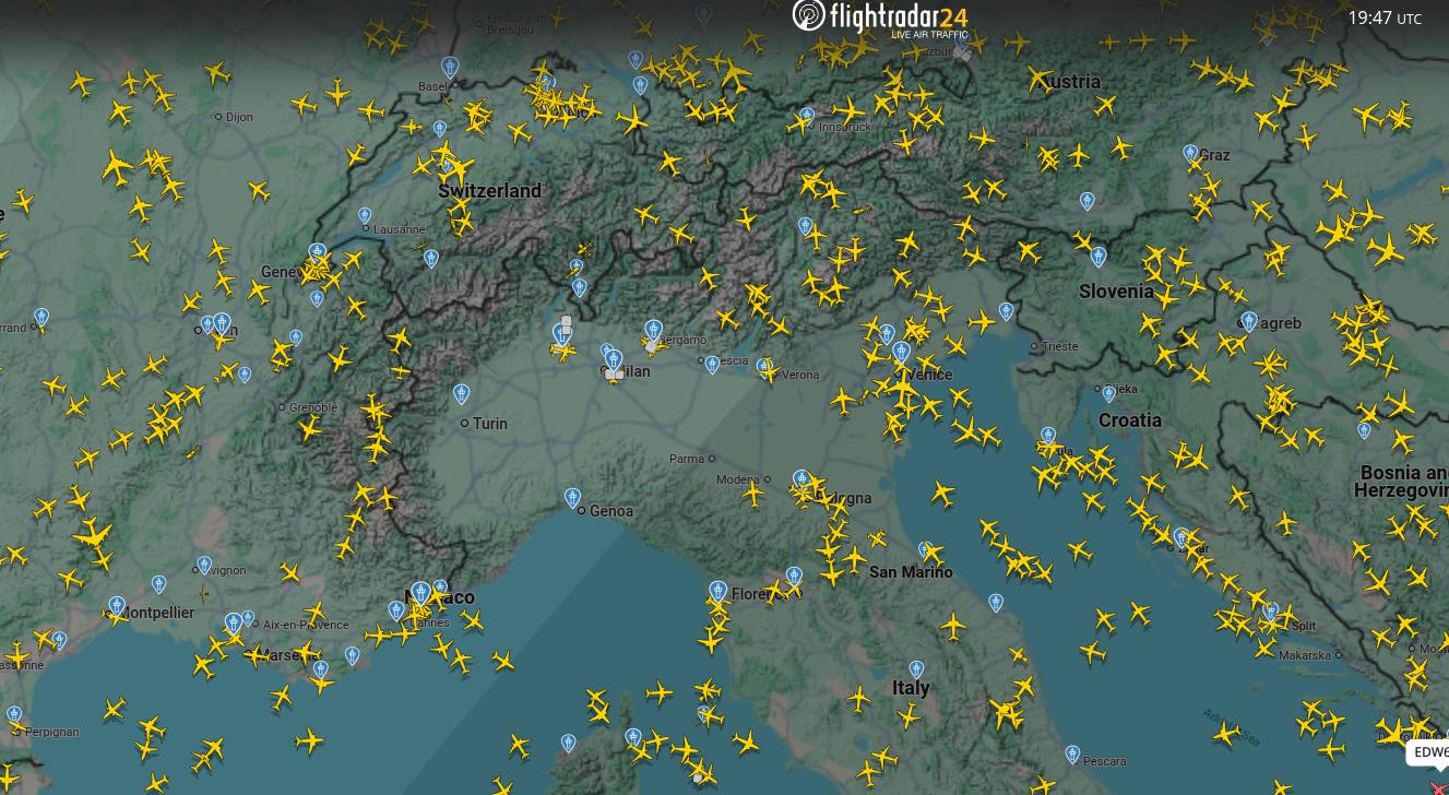 Guasto al centro radar di Milano: dalle 21 traffico aereo azzerato su tutto il Nordovest Guasto al centro radar di Milano: dalle 21 traffico aereo azzerato su tutto il Nordovest