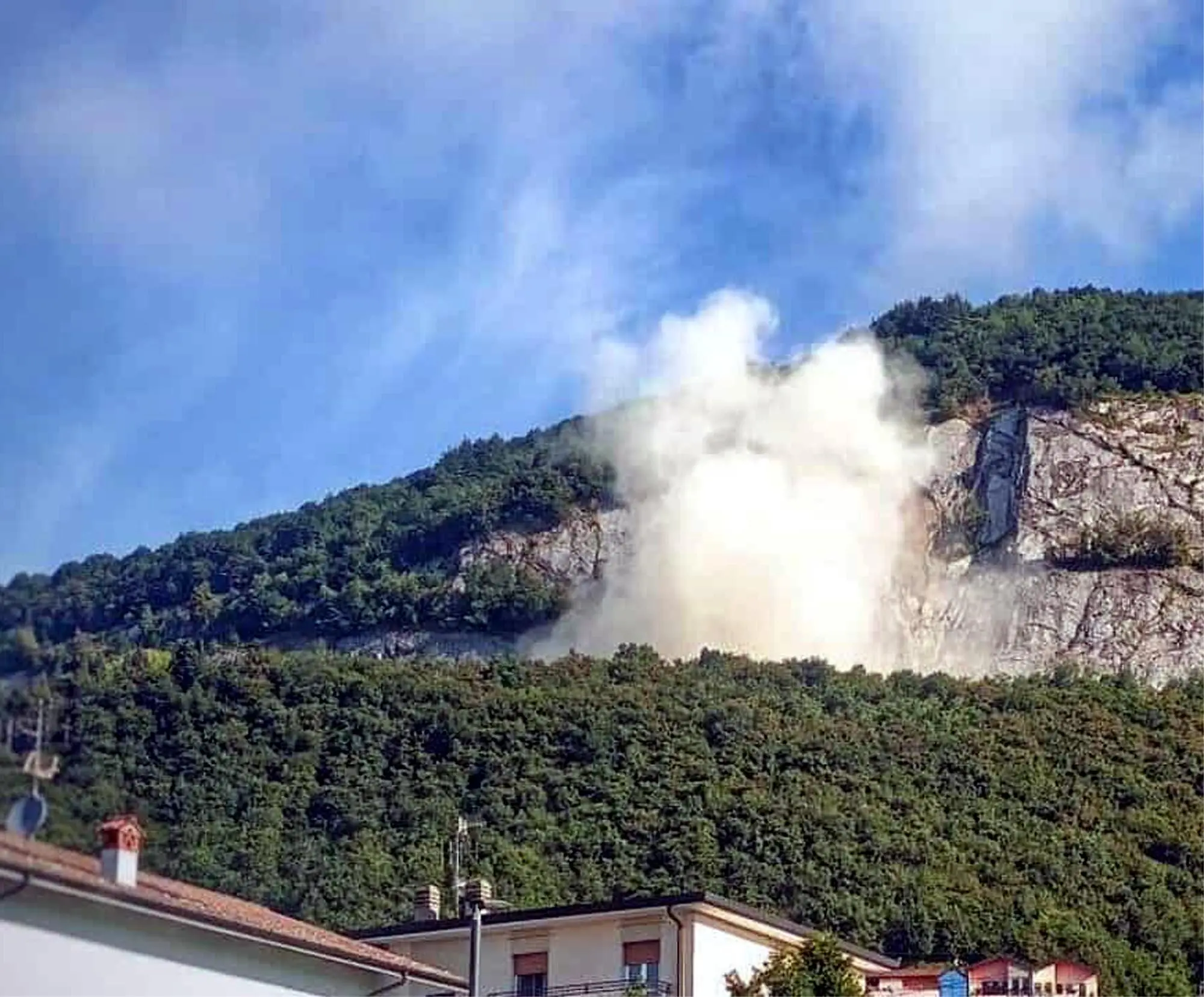 Frana all’Alpetto. Nell’ex cava cede una lastra