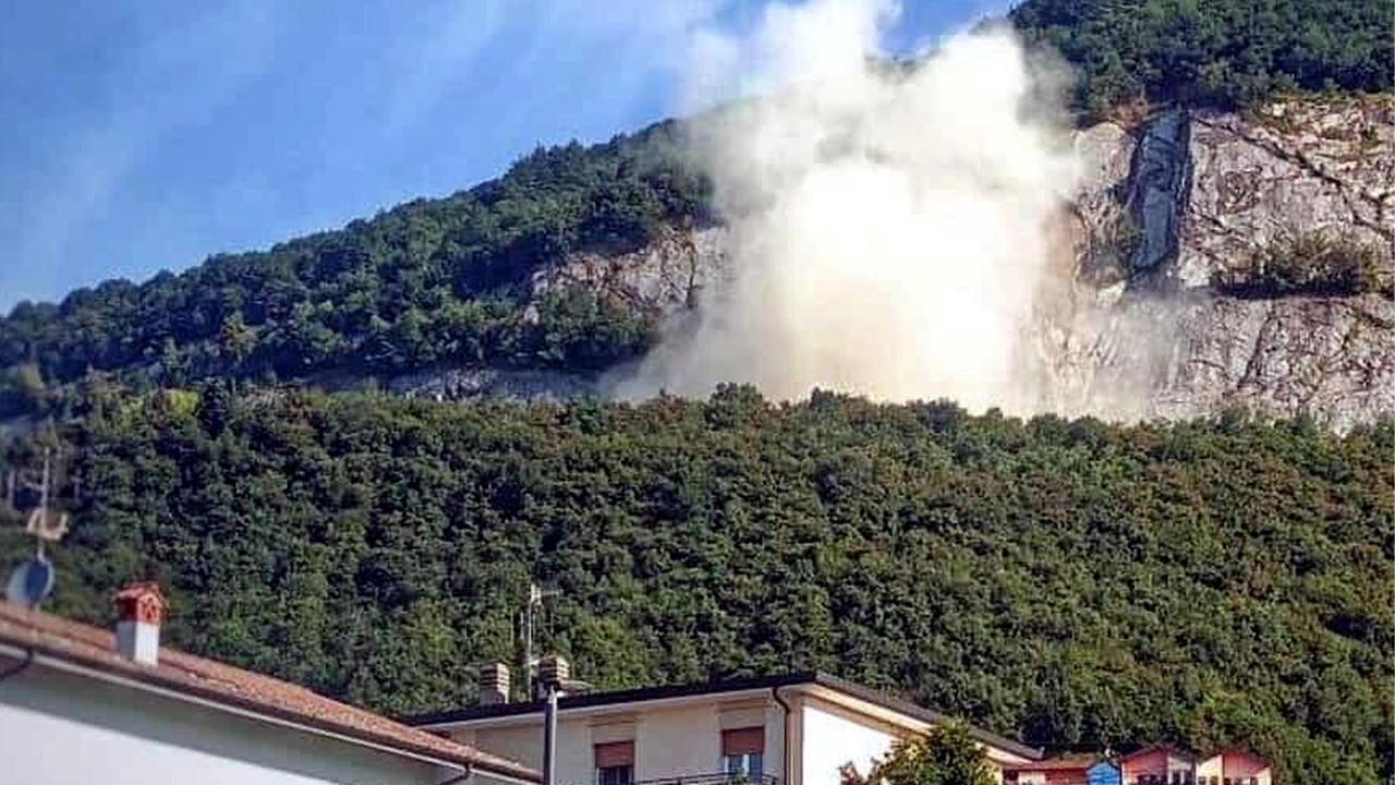 La multinazionale proprietaria dell’ex cava ha fatto sapere che il materiale scivolato dal fronte centrale della miniera è rimasto all’interno del primo vallo di contenimento senza interessare aree all’esterno e senza originare pericoli