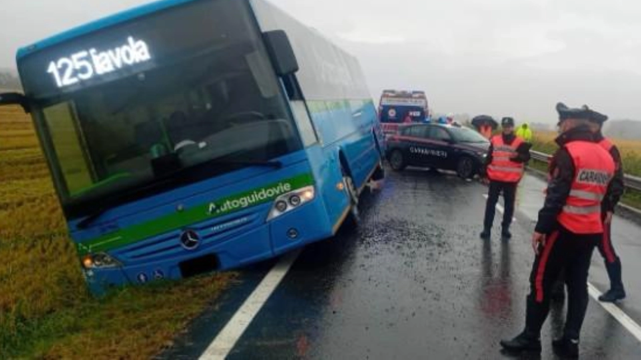 Il bus di Autoguidovie uscito di strada e i carabinieri sul posto Il bus di Autoguidovie uscito di strada e i carabinieri sul posto