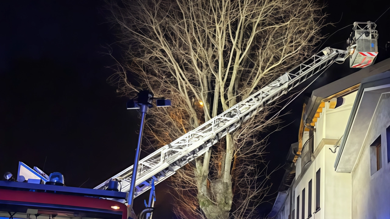 A fuoco un palazzo di tre piani. Venerdì notte a Seveso in via Attilio Confalonieri alle 2.50 i pompieri del... A fuoco un palazzo di tre piani. Venerdì notte a Seveso in via Attilio Confalonieri alle 2.50 i pompieri del...