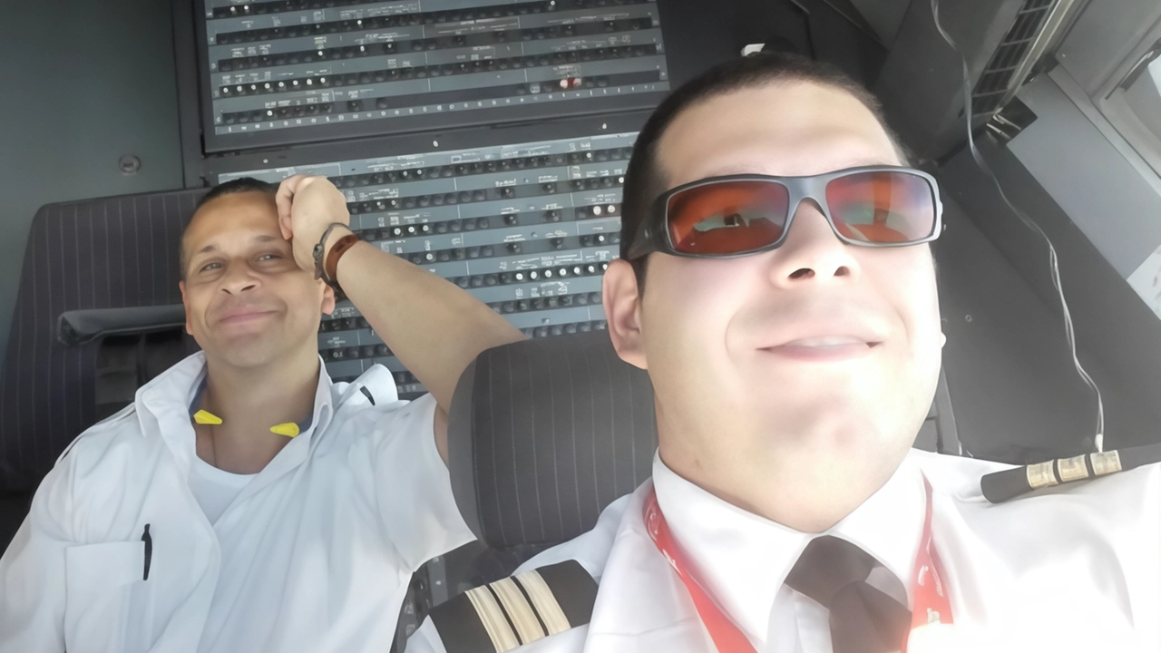 Andrea Bonfanti ha ottenuto a soli 24 anni il brevetto da pilota dopo un brillante percorso di formazione all’estero Andrea Bonfanti ha ottenuto a soli 24 anni il brevetto da pilota dopo un brillante percorso di formazione all’estero