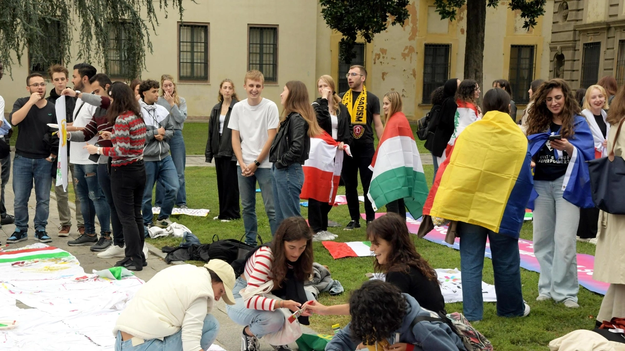 I preparativi della sfilata: gli studenti hanno dipinto le bandiere bianche con i colori dei propri Paesi d’origine I preparativi della sfilata: gli studenti hanno dipinto le bandiere bianche con i colori dei propri Paesi d’origine