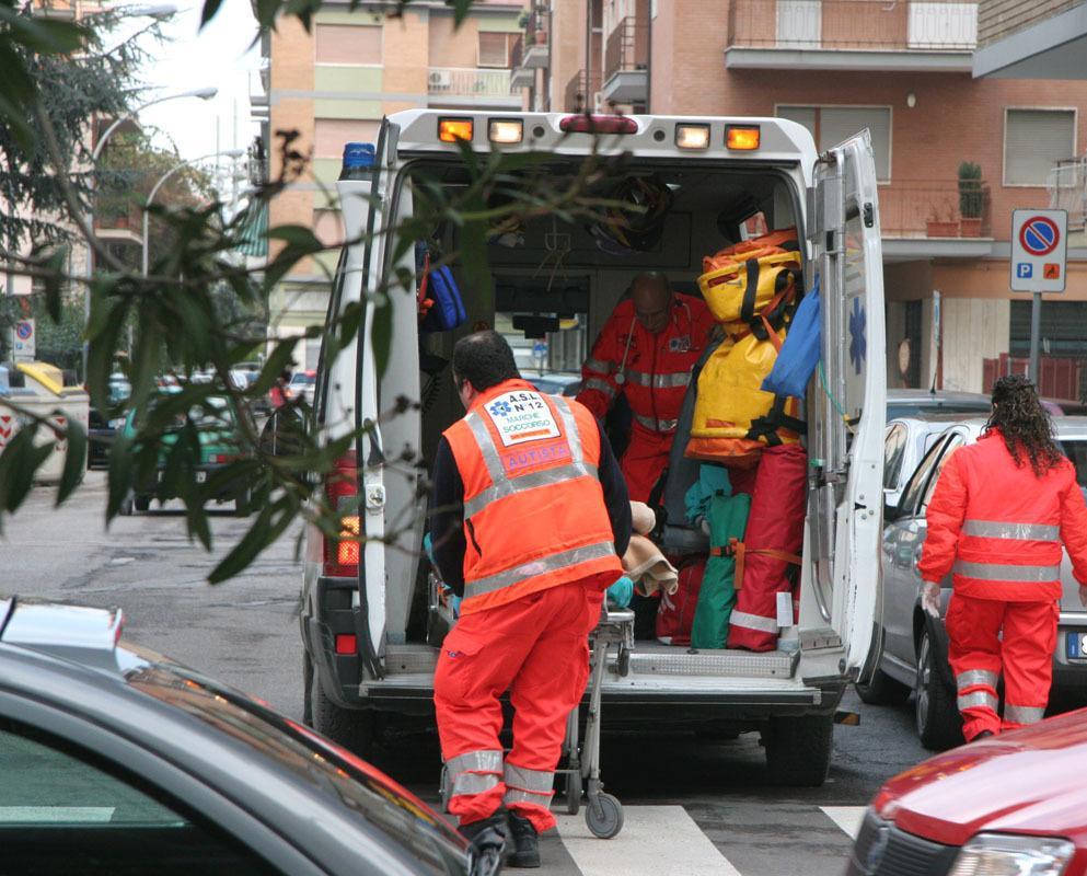 Tampona l’auto e sfonda il lunotto, centauro di 19 anni in ospedale Tampona l’auto e sfonda il lunotto, centauro di 19 anni in ospedale