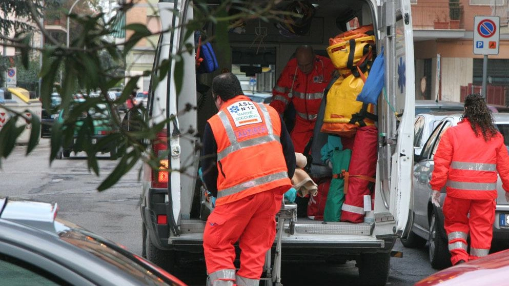 Il centauro soccorso dopo l’incidente è stato portato in ospedale in codice rosso ma è rimasto sempre cosciente Il centauro soccorso dopo l’incidente è stato portato in ospedale in codice rosso ma è rimasto sempre cosciente