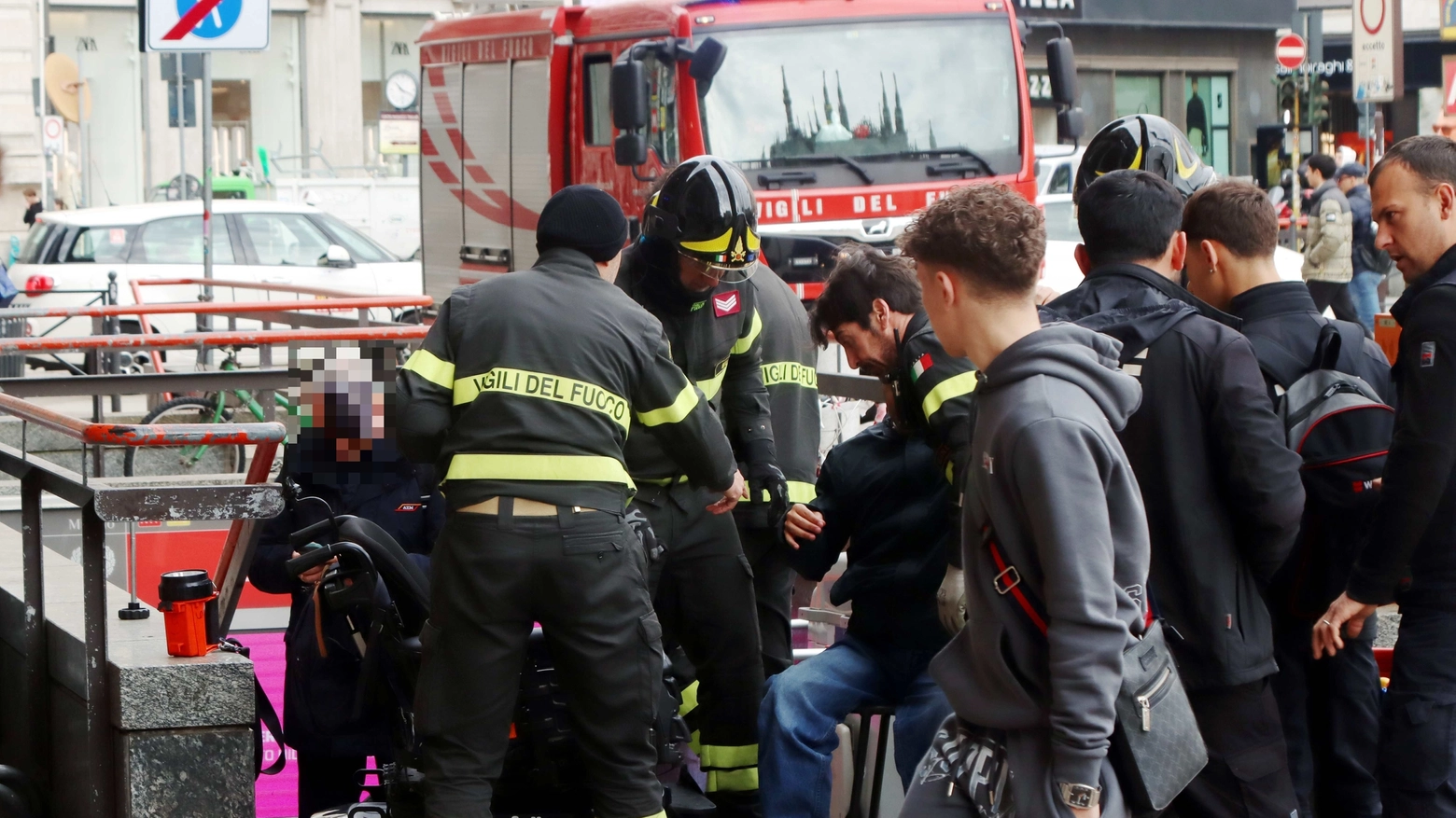 Uomo in carrozzina liberato dai pompieri alla metropolitana in piazza Duomo
