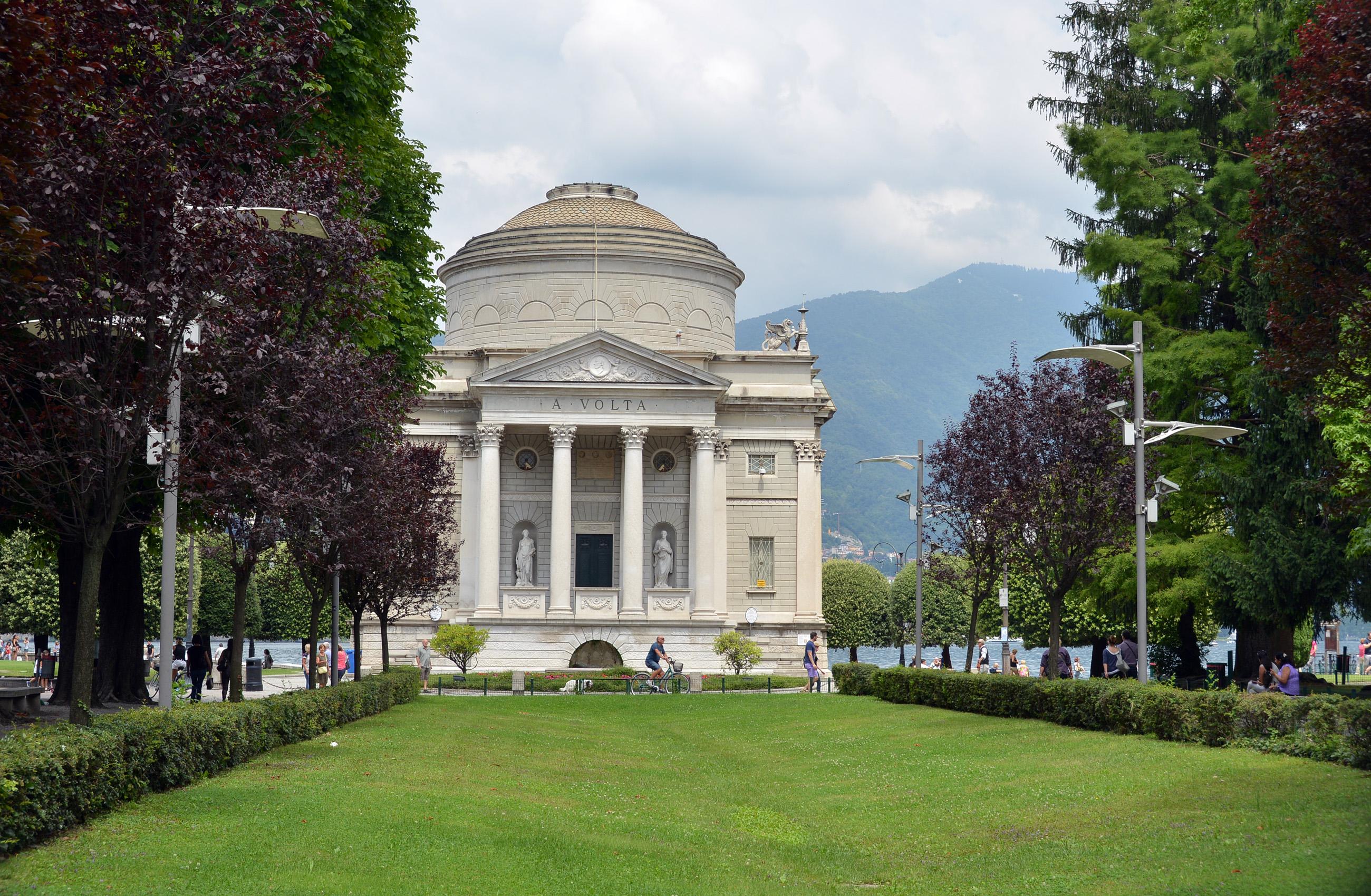 Turista tedesco si aggira completamente nudo vicino al Tempio Voltiano: sconcerto a Como Turista tedesco si aggira completamente nudo vicino al Tempio Voltiano: sconcerto a Como