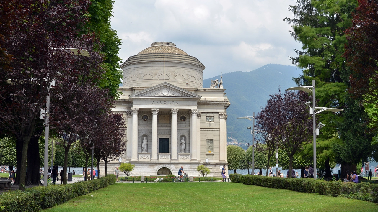 06-07-2014 COMO CROLLO DI UNA PARTE DELL'INTONACO DEL SOFFITTO ALL'INTERNO DEL TEMPIO VOLTIANO NEL MUSEO DEDICATO AD ALESSANDRO VOLTA FOTO CUSA CELL 335 6855682 fabriziocusa@gmail.com 06-07-2014 COMO CROLLO DI UNA PARTE DELL'INTONACO DEL SOFFITTO ALL'INTERNO DEL TEMPIO VOLTIANO NEL MUSEO DEDICATO AD ALESSANDRO VOLTA FOTO CUSA CELL 335 6855682 fabriziocusa@gmail.com