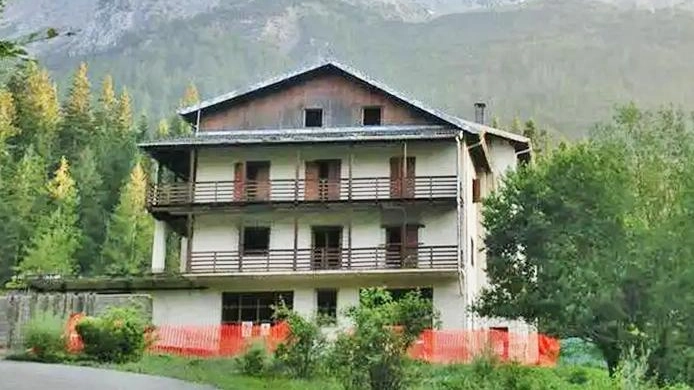 Ardesio, la vecchia struttura ricettiva sarà rasa al suolo e sulle ceneri sorgerà un fabbricato disposto su tre piani Ardesio, la vecchia struttura ricettiva sarà rasa al suolo e sulle ceneri sorgerà un fabbricato disposto su tre piani
