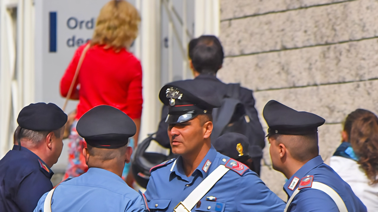 Aveva tentato di rapinare la borsa che una trentatreenne aveva lasciato sul sedile anteriore della propria auto, parcheggiata nel... Aveva tentato di rapinare la borsa che una trentatreenne aveva lasciato sul sedile anteriore della propria auto, parcheggiata nel...