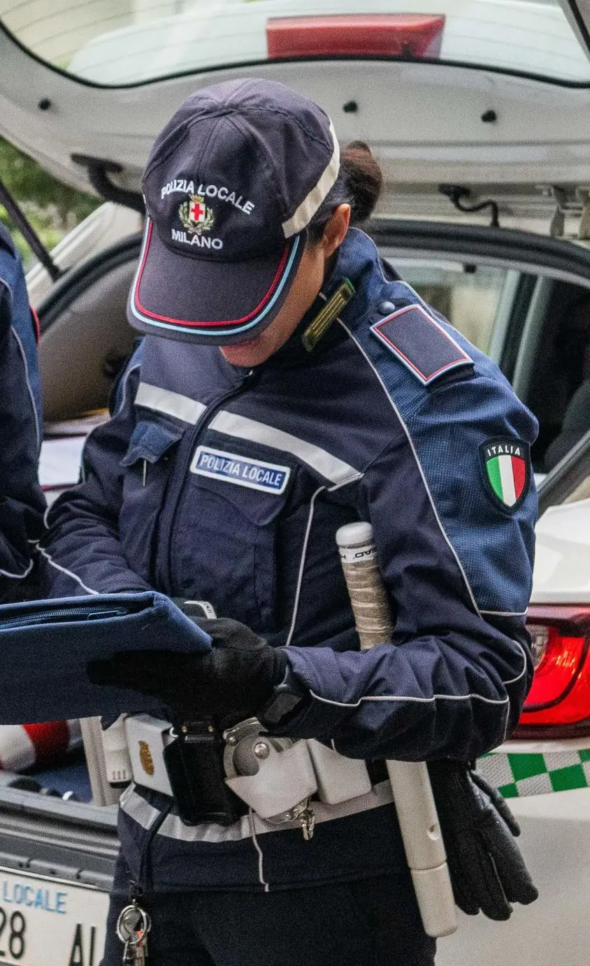 “Vuoi i documenti? Razzista”. E poi prende a schiaffi e calci un agente: arrestato