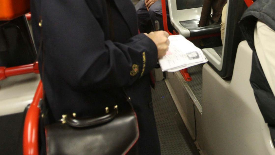 faccia vedere il biglietto ma il passeggero reagisce con violenza controllore atm aggredito a sesto san giovanni