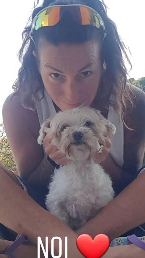 Cristina Plevani e il suo cagnolino in un post Instagram