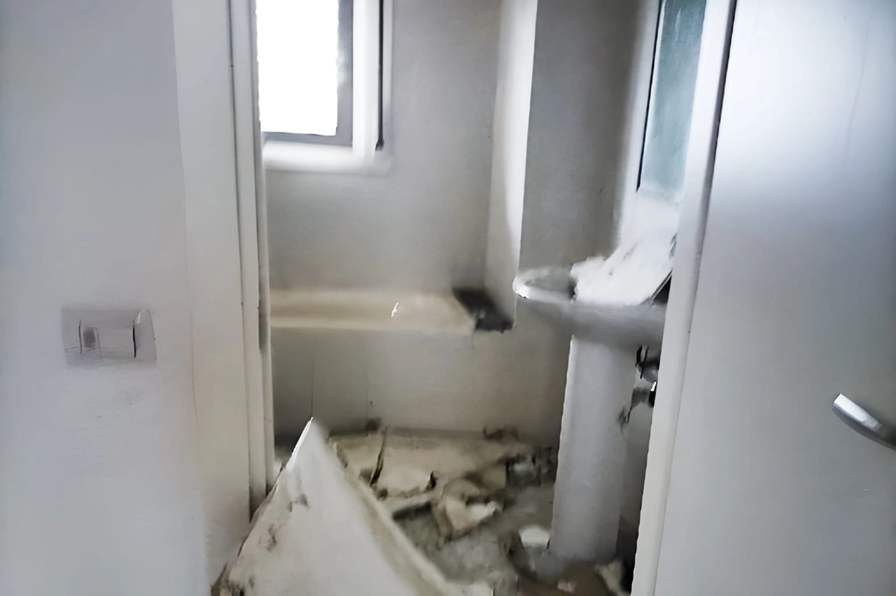 Il bagno di un appartamento distrutto dal crollo di un controsoffitto