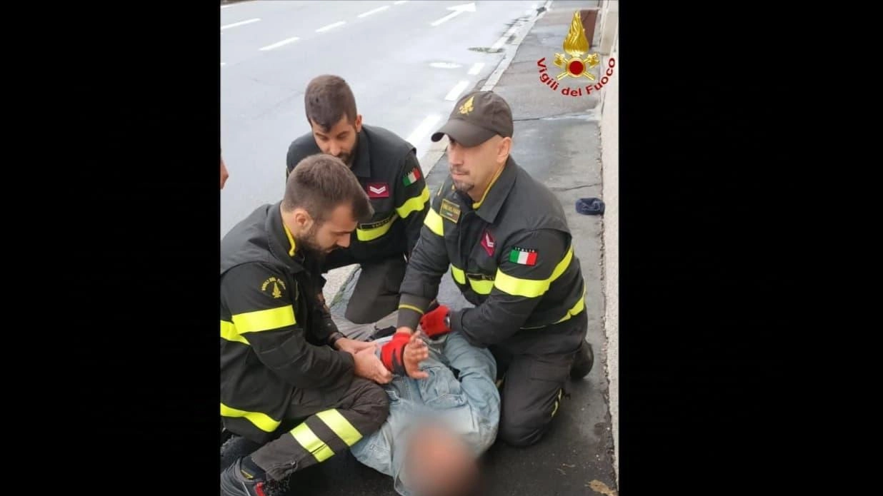 Vigili del fuoco sempre in prima linea, ma questa volta fondamentale il loro intervento per bloccare un malvivente che aveva... Vigili del fuoco sempre in prima linea, ma questa volta fondamentale il loro intervento per bloccare un malvivente che aveva...