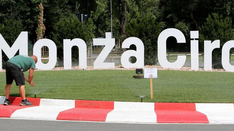 I lavori in corso all’Autodromo, visibili fra le tribune e i prati affollati di operai, non sono che l’inizio. Il...