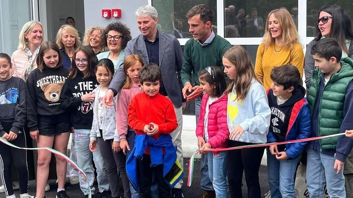 Taglio del nastro alla primaria. Nuova mensa all’avanguardia luminosa, moderna, sostenibile