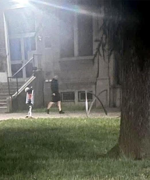 vandali davanti alla scuola giovani nei guai