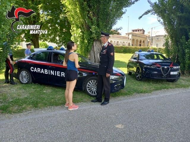 Picchia e cerca di soffocare la compagna incinta su un treno regionale: arrestato 27enne