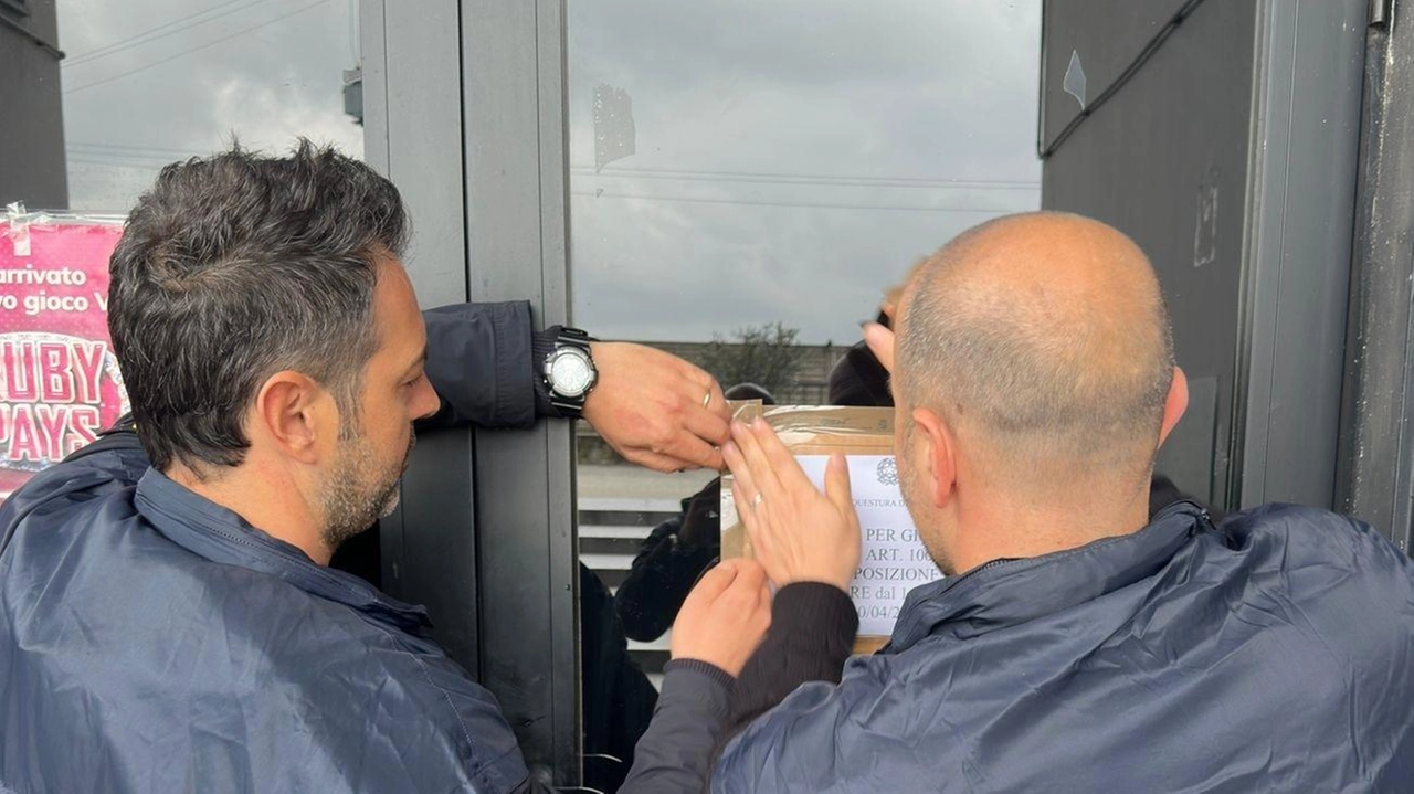 Pos usato come bancomat. Sigilli e licenza sospesa per la sala con le slot