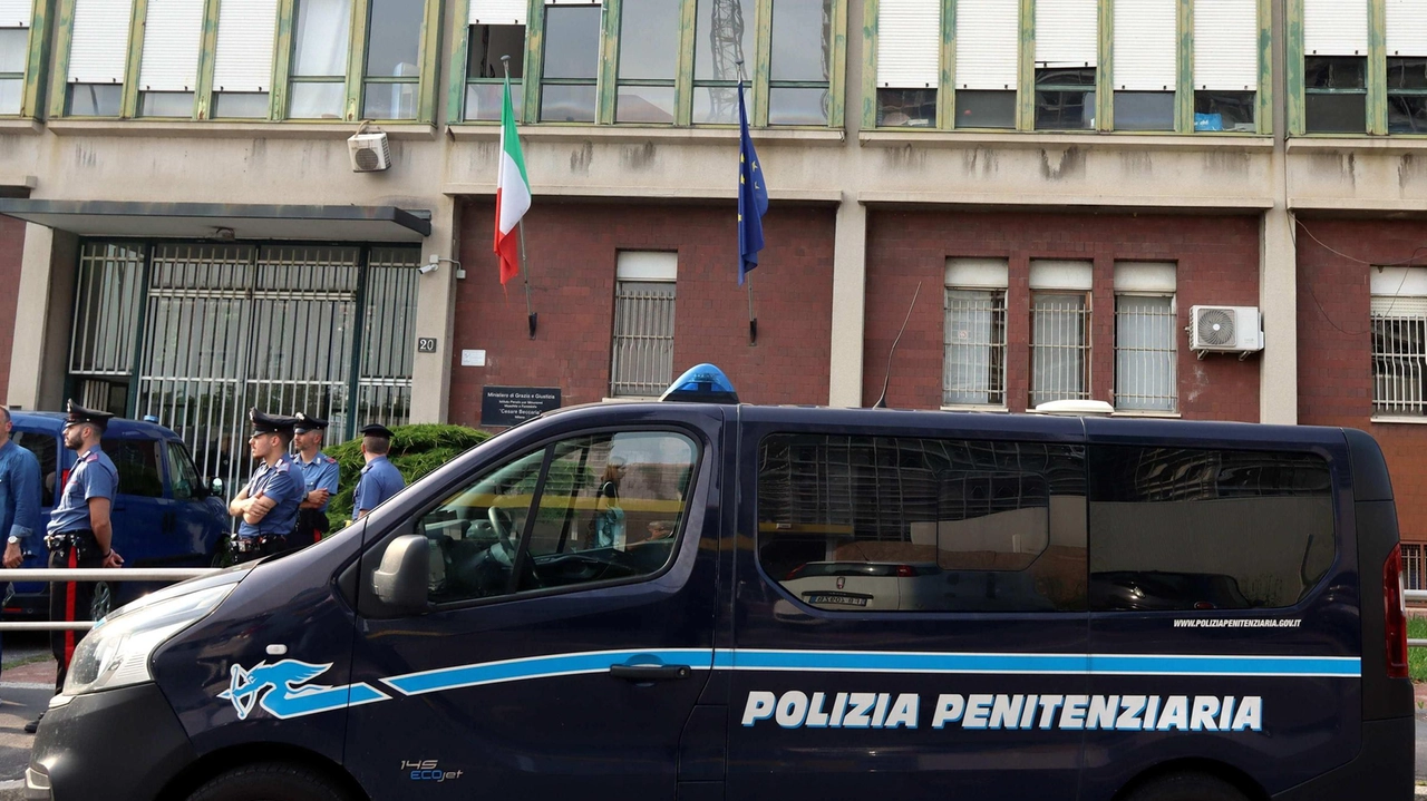 Agente della Polizia penitenziaria aggredito da detenuti al carcere minorile Beccaria a Milano dopo aver trovato droga lanciata dall'esterno. Sindacato denuncia condizioni precarie e mancanza di sicurezza nella struttura.