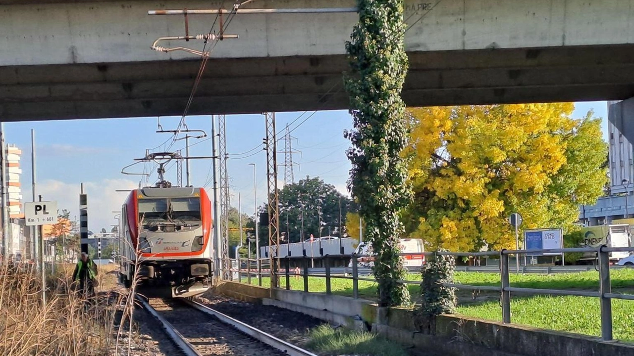 Forse scivolato sui binari, interrotta circolazione ferroviaria