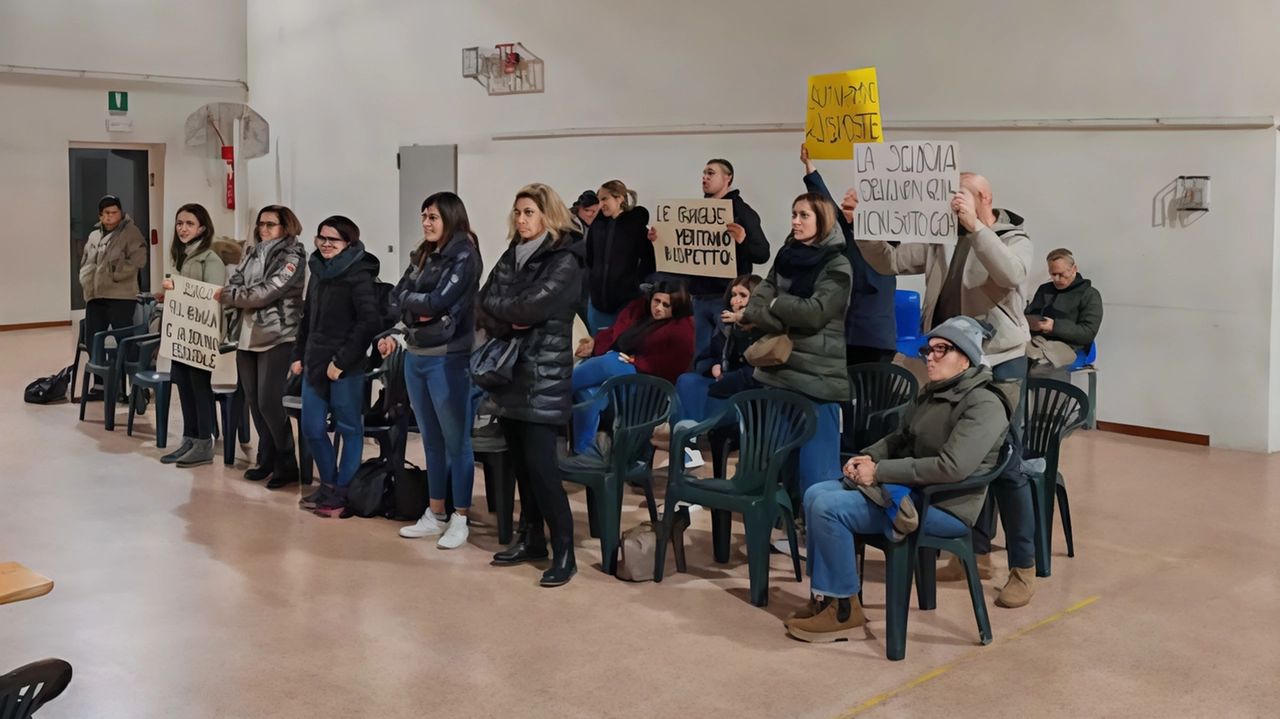 La protesta dei genitori durante l’ultima seduta del consiglio comunale per chiedere chiarezza sul futuro della scuola materna La protesta dei genitori durante l’ultima seduta del consiglio comunale per chiedere chiarezza sul futuro della scuola materna
