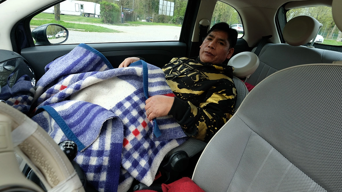 Hugo Cortez dorme in auto insieme alla compagna