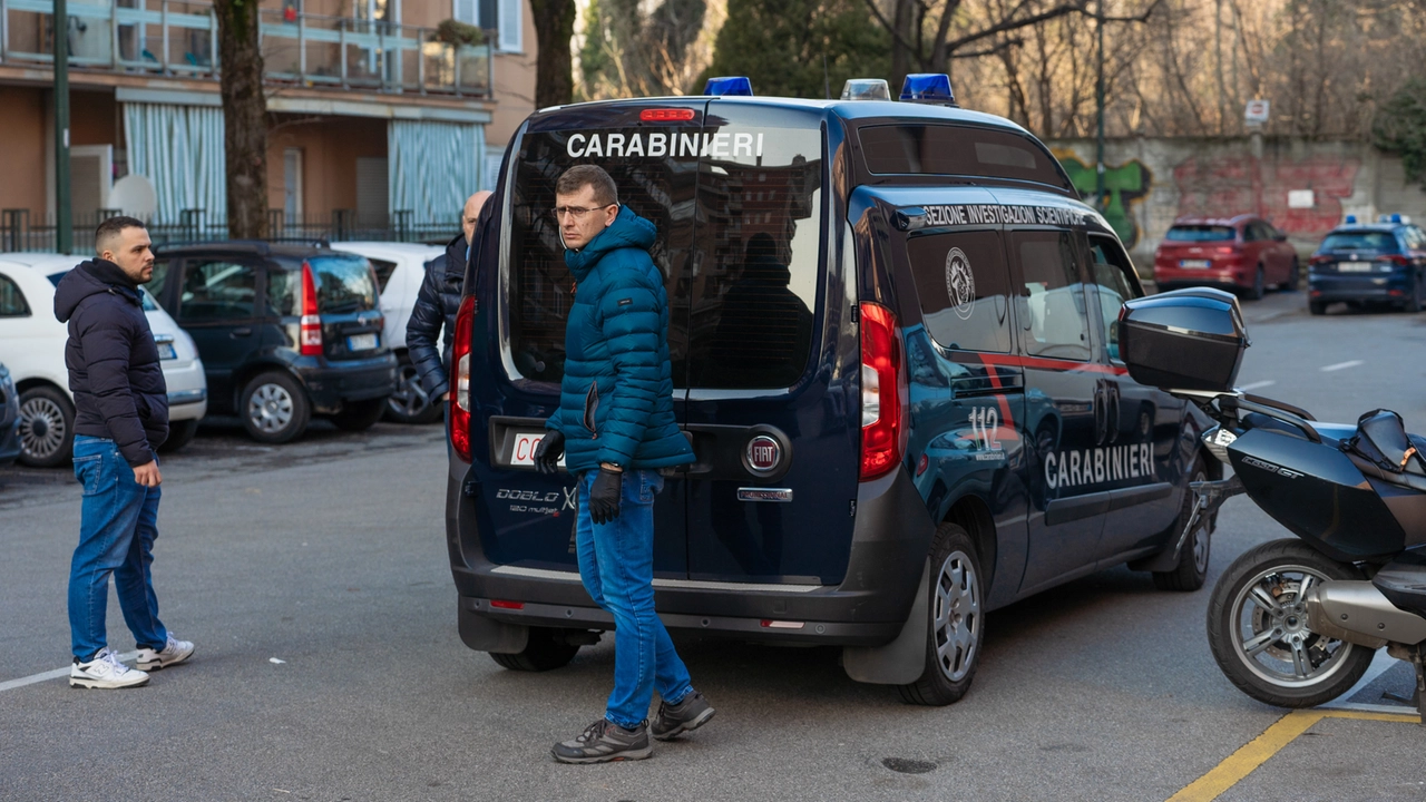I carabinieri sul luogo della tragedia: un bimbo appena nato è stato trovato morto sul balcone di una casa popolare (spf)