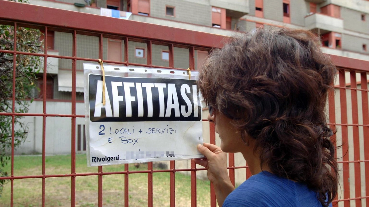 Decine di casi segnalati, l’avviso della Polizia locale e della sindaca: "Cittadini, fate attenzione". Gli avvisi di solito sono piazzati strategicamente lontano dagli ingressi principali dei condomini.