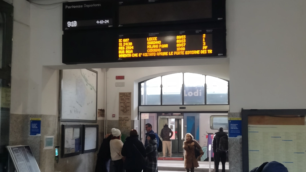 In stazione a Lodi fino a ieri il monitor delle partenze era guasto da due settimane In stazione a Lodi fino a ieri il monitor delle partenze era guasto da due settimane