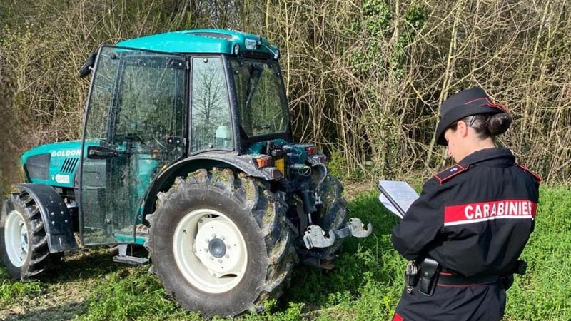 I mezzi venivano rubati e in un secondo momento trasferiti su camion I mezzi venivano rubati e in un secondo momento trasferiti su camion