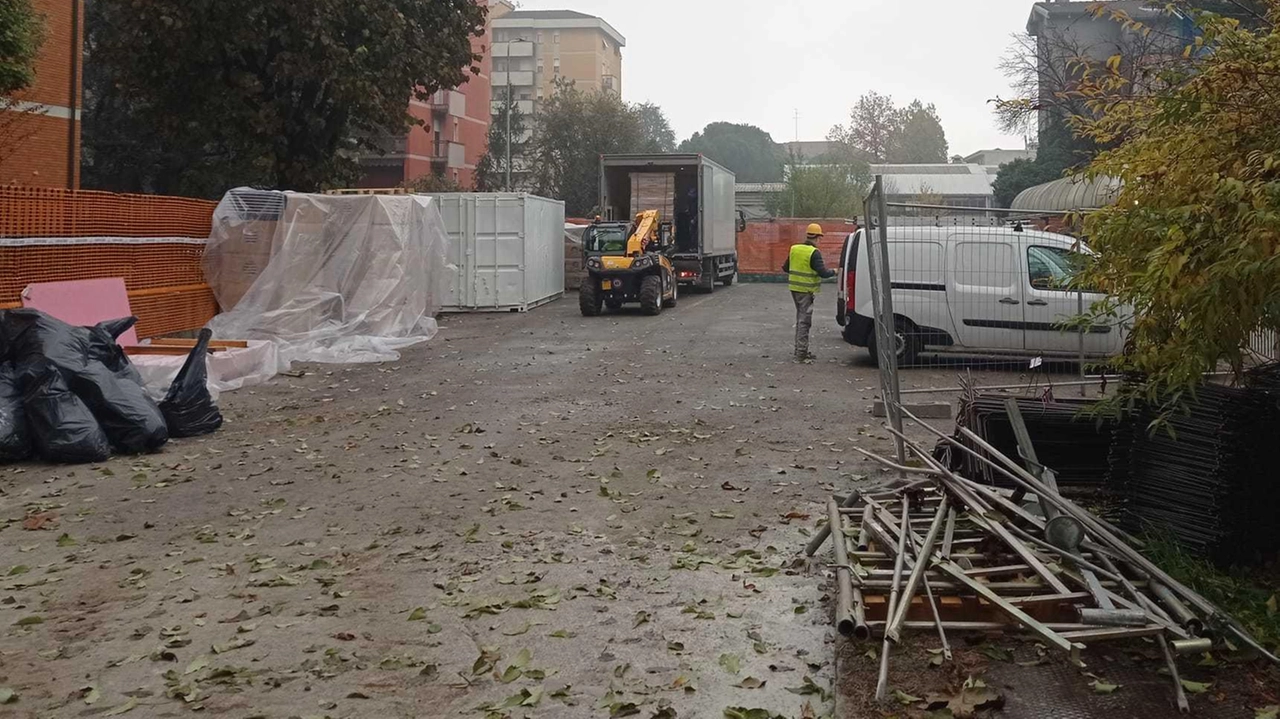 Sostituita l’azienda incaricata sono ripresi a pieno ritmo i lavori per sistemare la scuola Papa Giovanni XXIII Sostituita l’azienda incaricata sono ripresi a pieno ritmo i lavori per sistemare la scuola Papa Giovanni XXIII