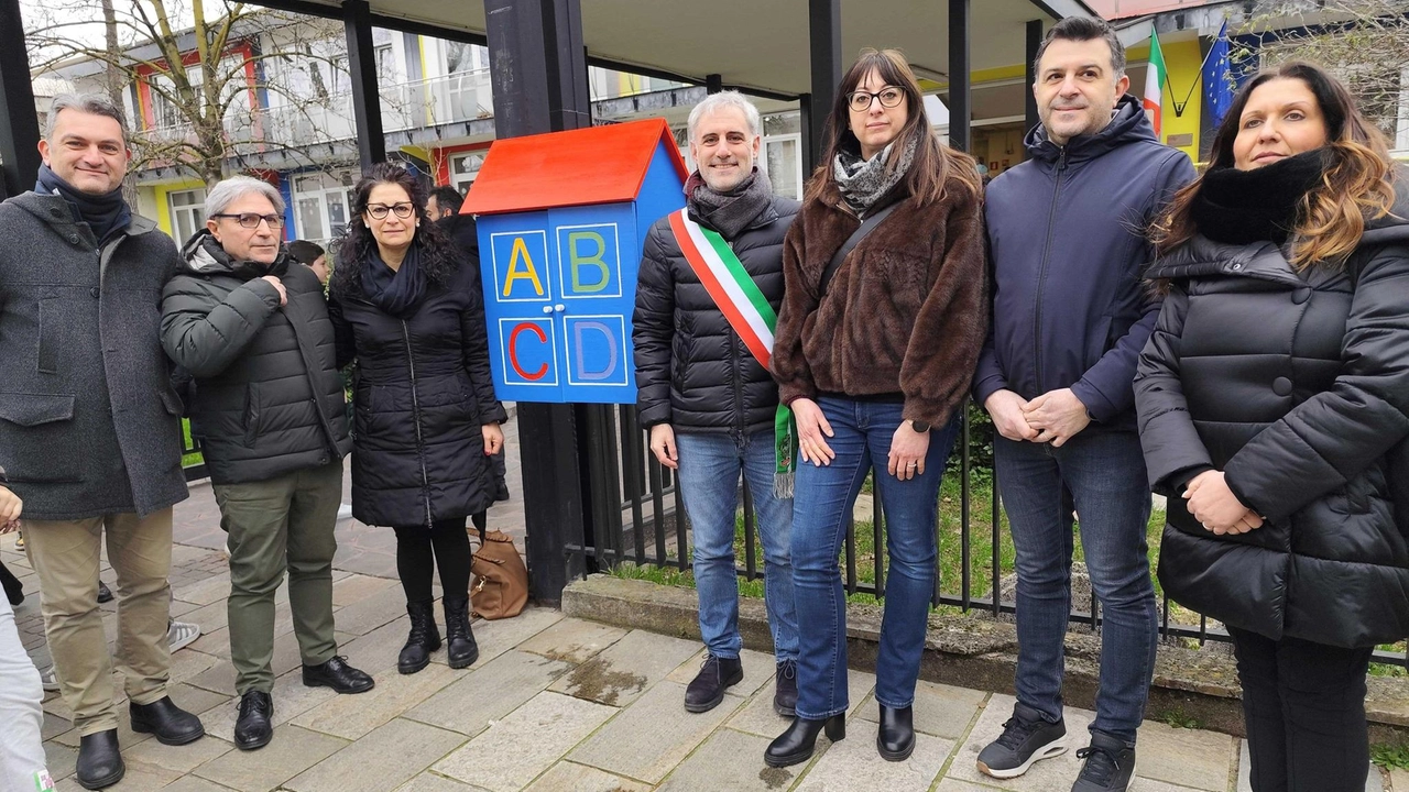 Inaugurata la casetta per lo scambio dei libri davanti all’elementare. Realizzata e donata dai genitori di un alunno per collaborare con la scuola. Inaugurata la casetta per lo scambio dei libri davanti all’elementare. Realizzata e donata dai genitori di un alunno per collaborare con la scuola.