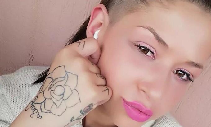 Karine Cogliati, morta a 26 anni per overdose a Carate Brianza: ai domiciliari il pizzaiolo pusher accusato d’averla drogata e abbandonata in un bosco Karine Cogliati, morta a 26 anni per overdose a Carate Brianza: ai domiciliari il pizzaiolo pusher accusato d’averla drogata e abbandonata in un bosco