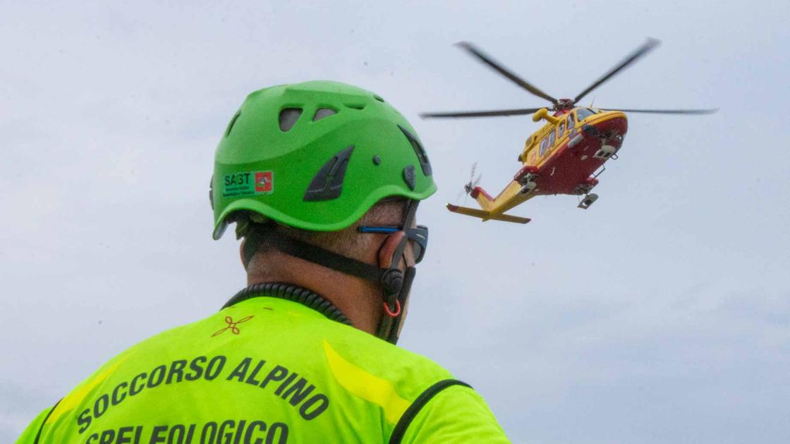 teglio scivola in un bosco e precipita per 50 metri morto anziano di 80 anni
