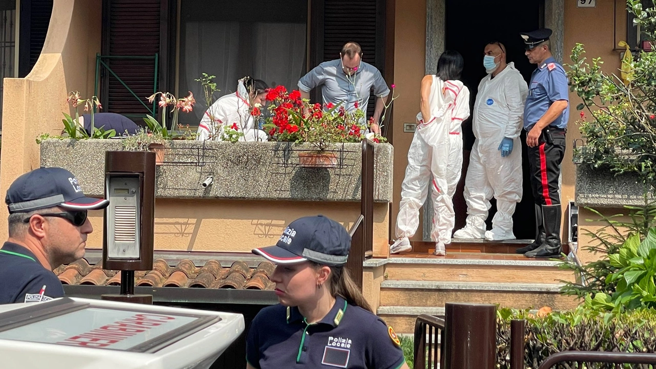 I carabinieri davanti alla villetta dove è stato trovato l’uomo morto I carabinieri davanti alla villetta dove è stato trovato l’uomo morto