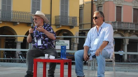 Da sinistra Sandrone Dazieri e Riccardo Cavallero ieri pomeriggio in piazza della Vittoria Da sinistra Sandrone Dazieri e Riccardo Cavallero ieri pomeriggio in piazza della Vittoria