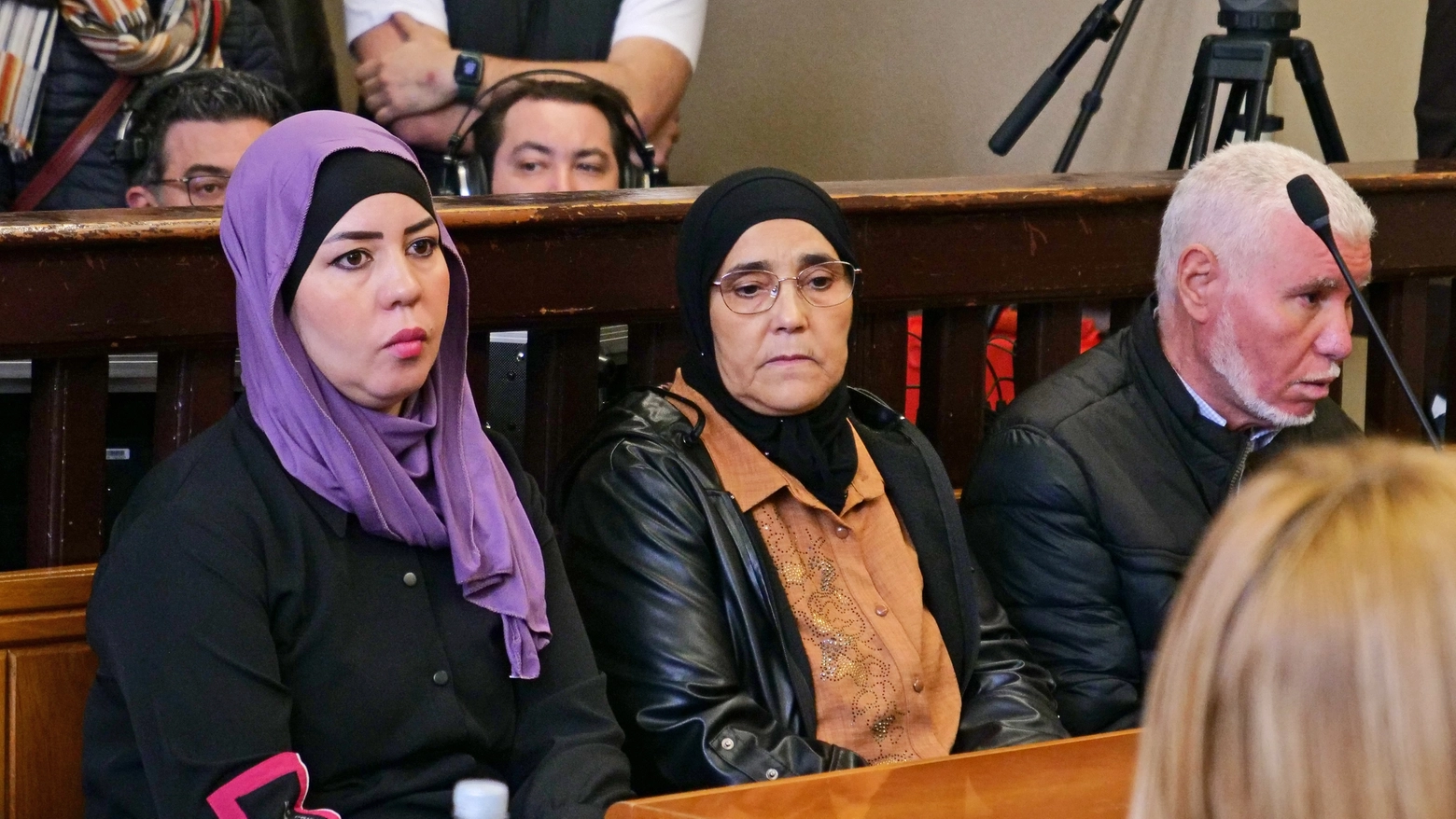 Da sinistra Bahija El Boussettaoui, sorella della vittima, e i genitori