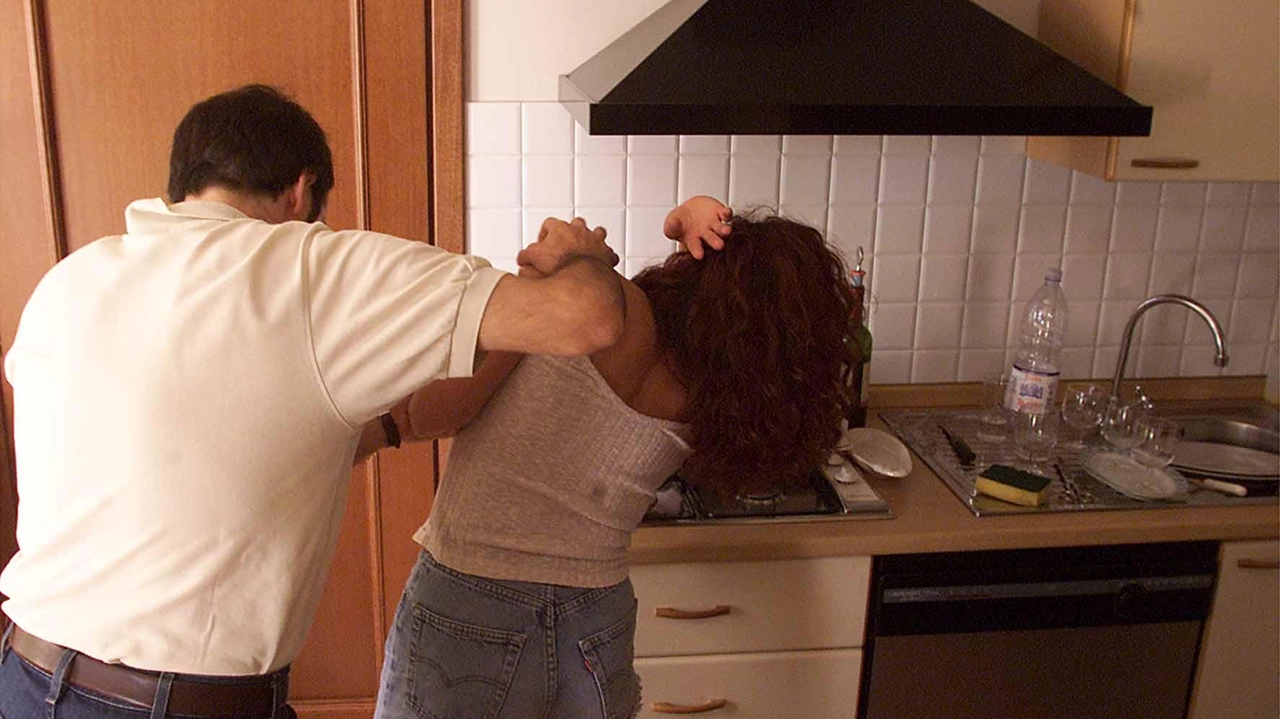 Nel febbraio 2023 un papà egiziano 45enne, di casa con la famiglia a Brescia aveva messo le mani addosso alla figlia che quel giorno aveva “marinato” la scuola e si era invece dedicata a scattarsi selfie per poi pubblicarli sui social Nel febbraio 2023 un papà egiziano 45enne, di casa con la famiglia a Brescia aveva messo le mani addosso alla figlia che quel giorno aveva “marinato” la scuola e si era invece dedicata a scattarsi selfie per poi pubblicarli sui social