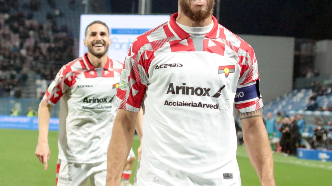Il capitano della Cremonese, Matteo Bianchetti, esulta dopo la rete decisiva