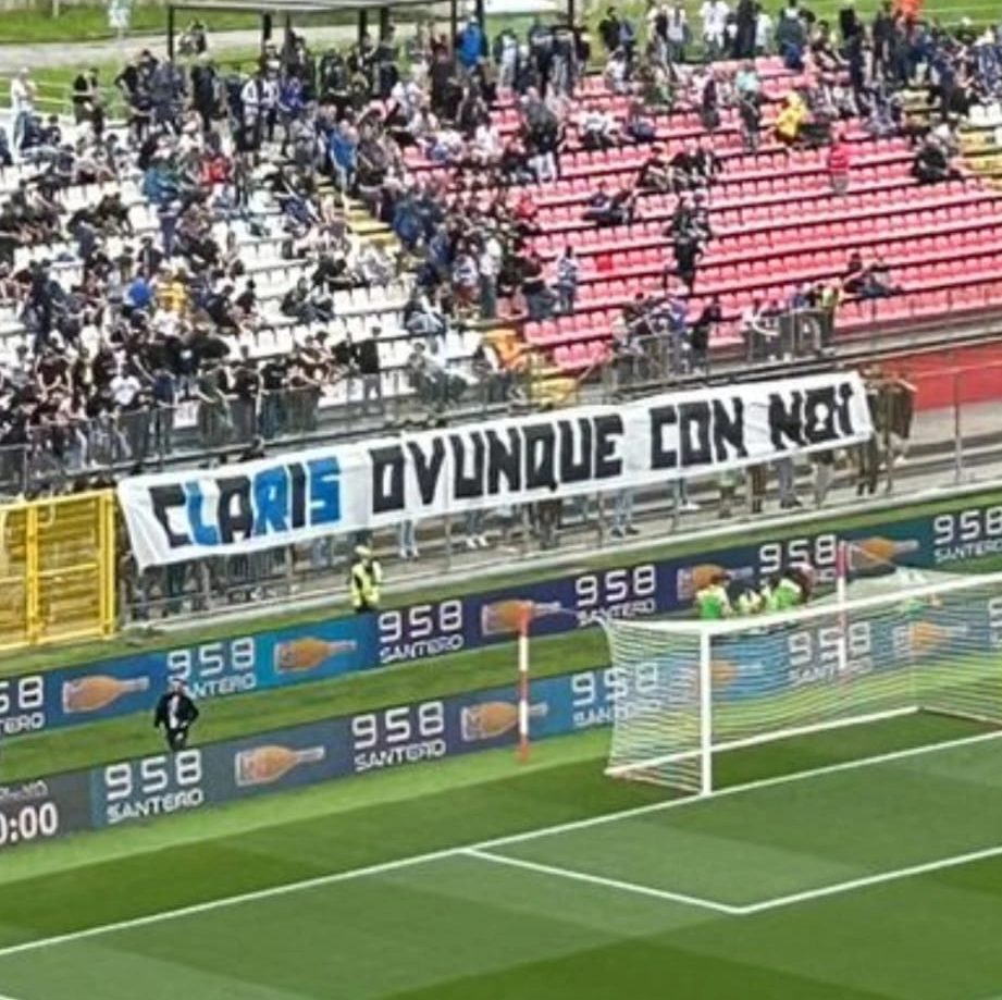 Lo striscione esposto dagli ultrà atalantini a Monza
