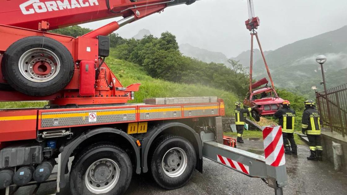 Mette la prima al posto della retro: 82enne precipita in una scarpata con l