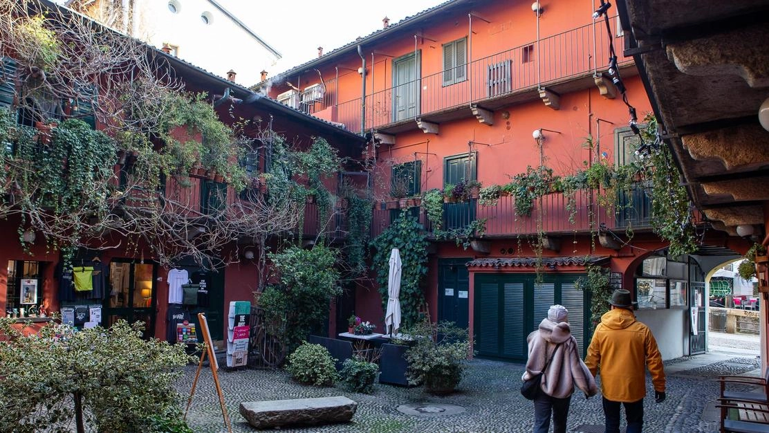 La scia di locali lungo il Naviglio Grande si interrompe, vicino alla Darsena, per lasciare spazio al cortile di... La scia di locali lungo il Naviglio Grande si interrompe, vicino alla Darsena, per lasciare spazio al cortile di...